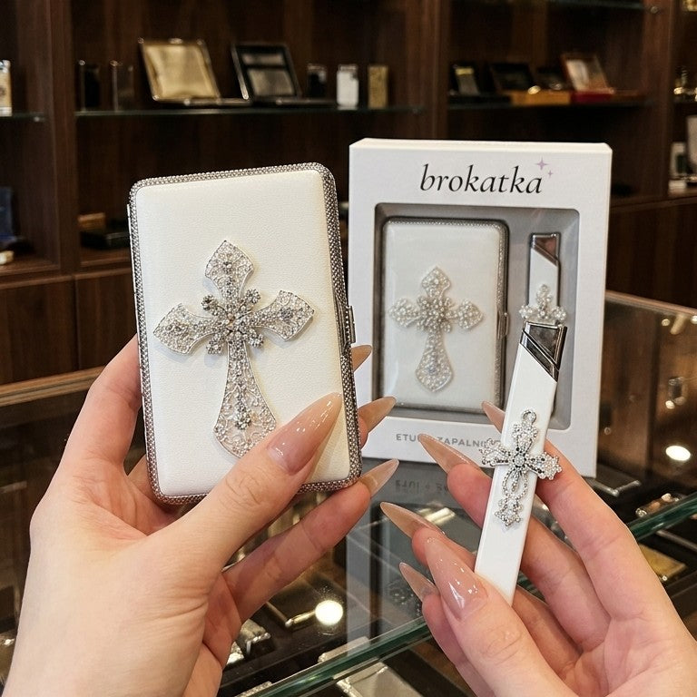Dłonie z długimi paznokciami trzymają etui i pudełko Brokatka z okienkiem